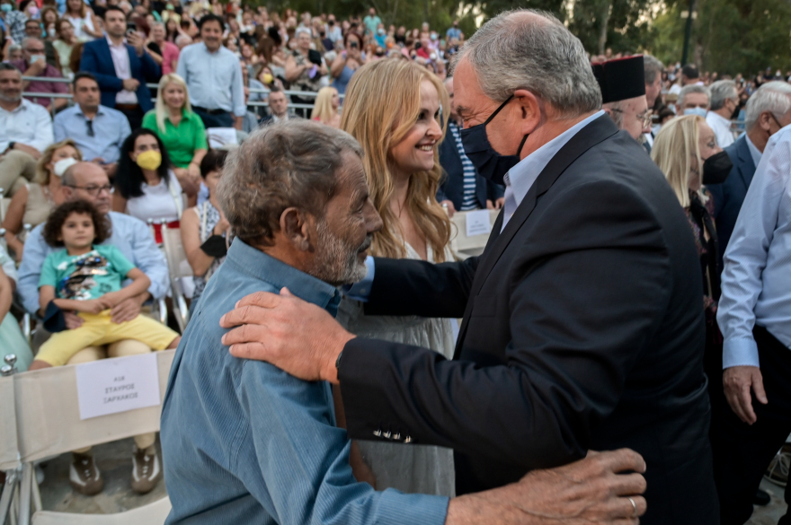 Σταύρος Ξαρχάκος: Το Περιστέρι υποκλίθηκε στον σπουδαίο δημιουργό