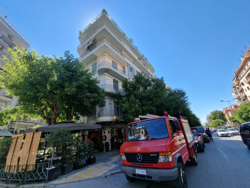 Θεσσαλονίκη: Γυναίκα βγήκε γυμνή στο μπαλκόνι και πετούσε στο πεζοδρόμιο καρέκλες και προσωπικά της αντικείμενα