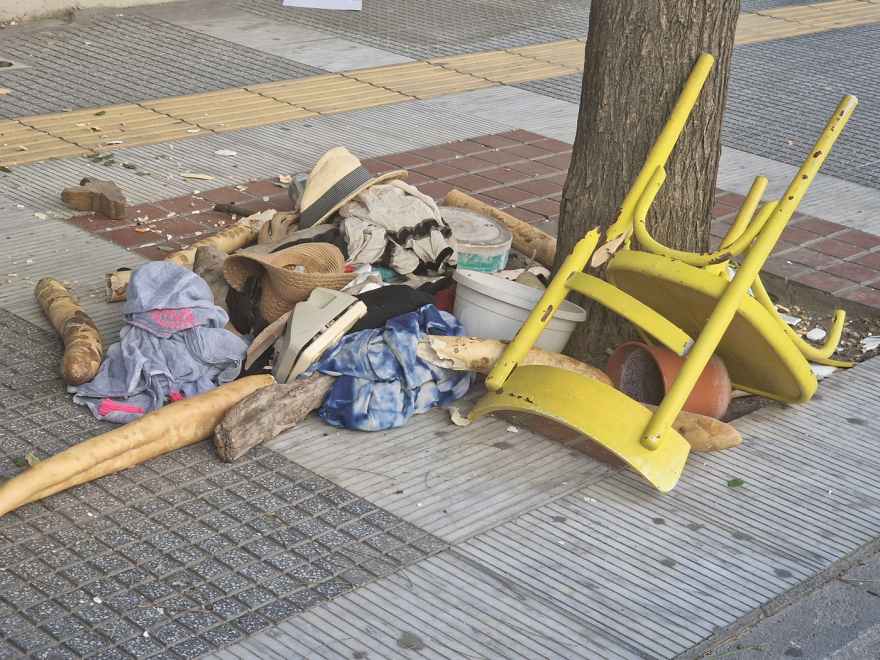 Θεσσαλονίκη: Γυναίκα βγήκε γυμνή στο μπαλκόνι και πετούσε στο πεζοδρόμιο καρέκλες και προσωπικά της αντικείμενα
