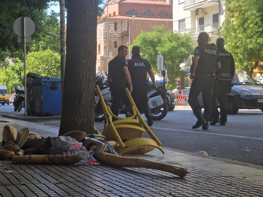 Θεσσαλονίκη: Γυναίκα βγήκε γυμνή στο μπαλκόνι και πετούσε στο πεζοδρόμιο καρέκλες και προσωπικά της αντικείμενα