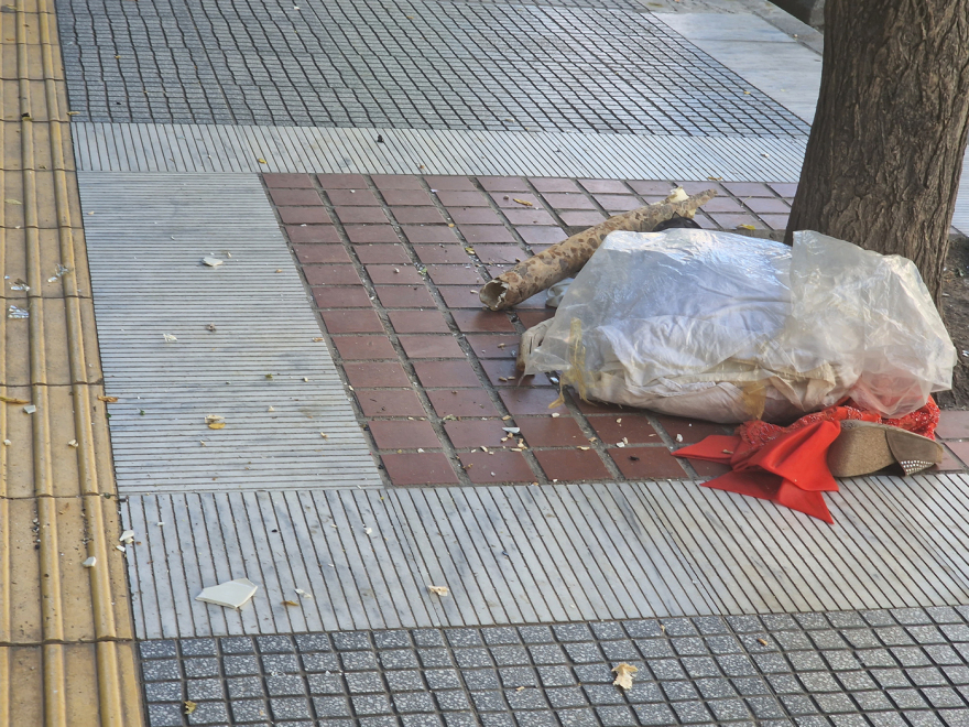 Θεσσαλονίκη: Γυναίκα βγήκε γυμνή στο μπαλκόνι και πετούσε στο πεζοδρόμιο καρέκλες και προσωπικά της αντικείμενα