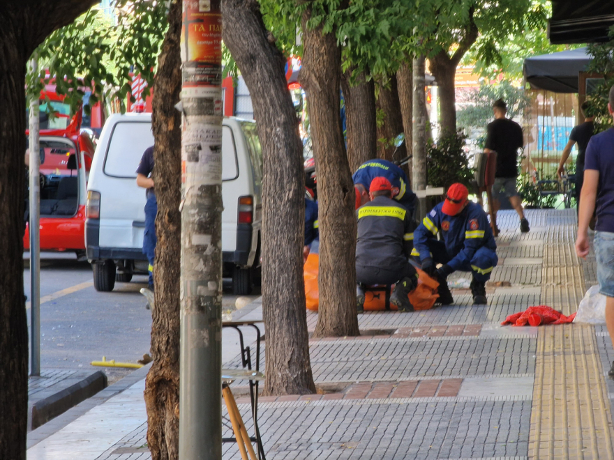 Θεσσαλονίκη: Γυναίκα βγήκε γυμνή στο μπαλκόνι και πετούσε στο πεζοδρόμιο καρέκλες και προσωπικά της αντικείμενα