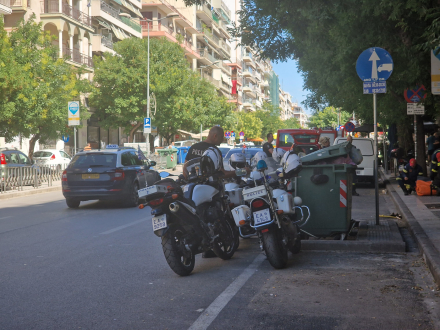 Θεσσαλονίκη: Γυναίκα βγήκε γυμνή στο μπαλκόνι και πετούσε στο πεζοδρόμιο καρέκλες και προσωπικά της αντικείμενα