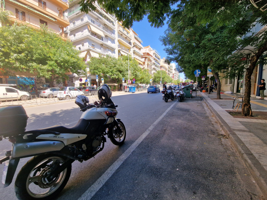 Θεσσαλονίκη: Γυναίκα βγήκε γυμνή στο μπαλκόνι και πετούσε στο πεζοδρόμιο καρέκλες και προσωπικά της αντικείμενα