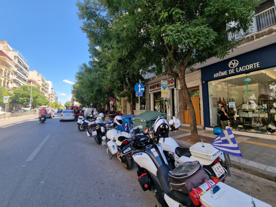 Θεσσαλονίκη: Γυναίκα βγήκε γυμνή στο μπαλκόνι και πετούσε στο πεζοδρόμιο καρέκλες και προσωπικά της αντικείμενα