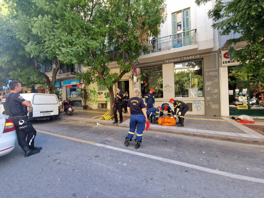 Θεσσαλονίκη: Γυναίκα βγήκε γυμνή στο μπαλκόνι και πετούσε στο πεζοδρόμιο καρέκλες και προσωπικά της αντικείμενα