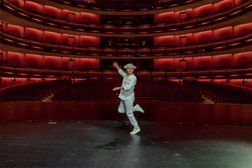 Νίκος Καραθάνος: «Η τέχνη οφείλει να είναι τρομερή»