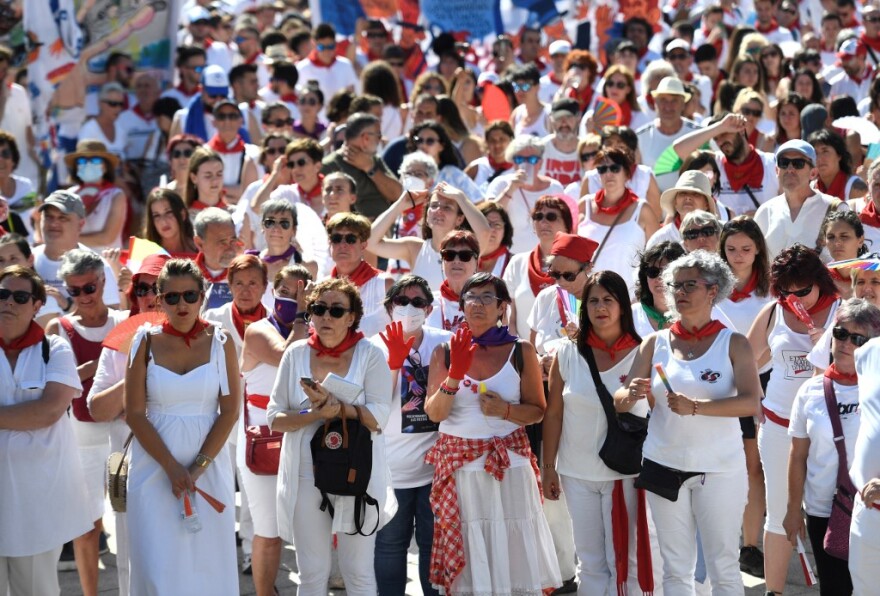 Σάλος και διαδηλώσεις στην Ισπανία μετά τις καταγγελίες για βιασμό στο φεστιβάλ ταυρομαχίας 