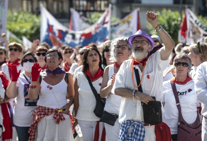 Σάλος και διαδηλώσεις στην Ισπανία μετά τις καταγγελίες για βιασμό στο φεστιβάλ ταυρομαχίας 