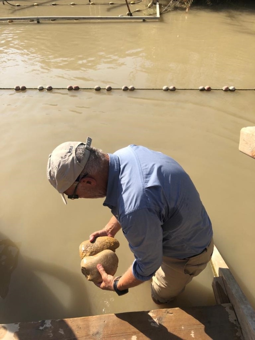 Μια πέτρα από το χαμηλότερο σημείο της γης στην Ιορδανία τοποθετήθηκε στο πιο ψηλό εκκλησάκι του Ολύμπου