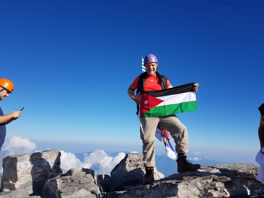 Μια πέτρα από το χαμηλότερο σημείο της γης στην Ιορδανία τοποθετήθηκε στο πιο ψηλό εκκλησάκι του Ολύμπου