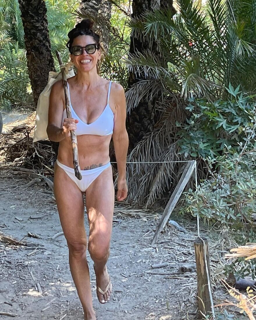 Ναταλία Δραγούμη: Ποζάρει με λευκό μπικίνι σε παραλία της Κρήτης