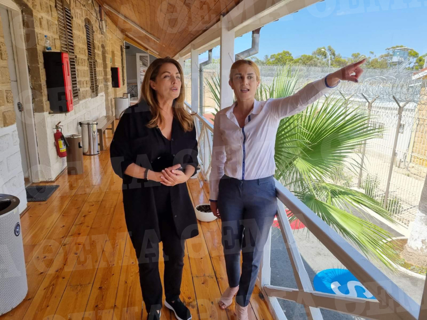 Η «Γη της Ελιάς» μπήκε στις φυλακές της Κύπρου με τραγούδι της Ελπίδας - Δείτε βίντεο και φωτογραφίες