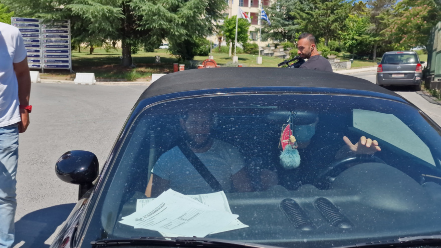 Πήρε εξιτήριο ο 30χρονος Ιβάν που πάλευε με τα κύματα στη Χαλκιδική για 20 ώρες - Τι δήλωσε βγαίνοντας από το νοσοκομείο