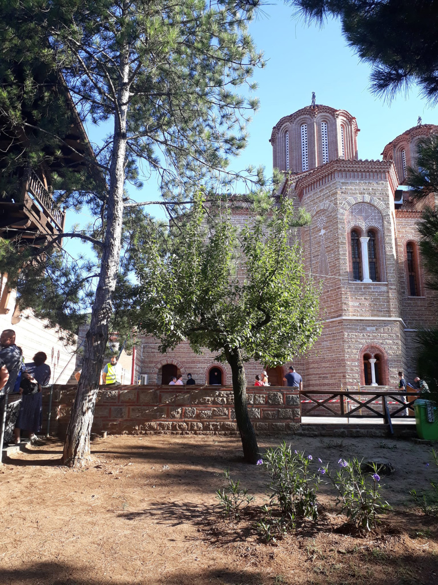 Παΐσιος: Πλήθος κόσμου στον τάφο του Αγίου - Δείτε βίντεο με πιστούς που φτάνουν να προσκυνήσουν