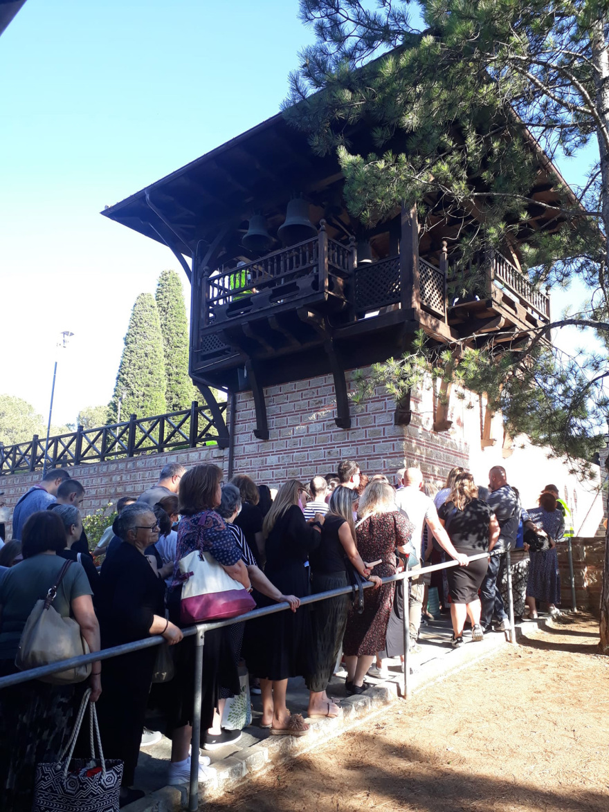 Παΐσιος: Πλήθος κόσμου στον τάφο του Αγίου - Δείτε βίντεο με πιστούς που φτάνουν να προσκυνήσουν