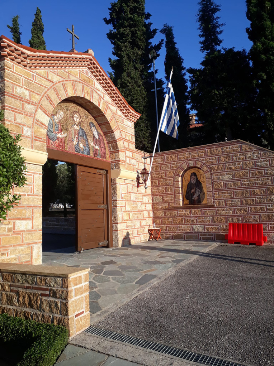 Παΐσιος: Πλήθος κόσμου στον τάφο του Αγίου - Δείτε βίντεο με πιστούς που φτάνουν να προσκυνήσουν