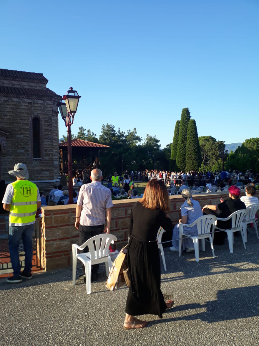 Παΐσιος: Πλήθος κόσμου στον τάφο του Αγίου - Δείτε βίντεο με πιστούς που φτάνουν να προσκυνήσουν