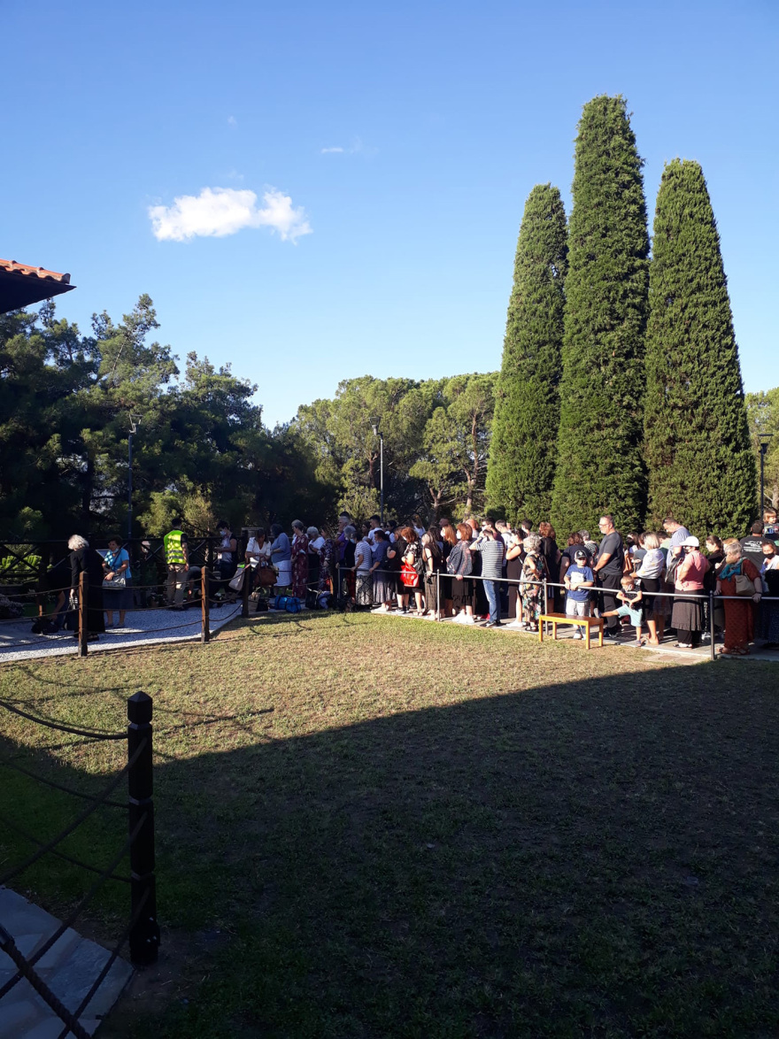 Παΐσιος: Πλήθος κόσμου στον τάφο του Αγίου - Δείτε βίντεο με πιστούς που φτάνουν να προσκυνήσουν