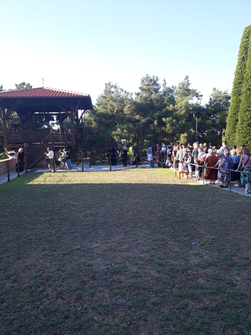 Παΐσιος: Πλήθος κόσμου στον τάφο του Αγίου - Δείτε βίντεο με πιστούς που φτάνουν να προσκυνήσουν