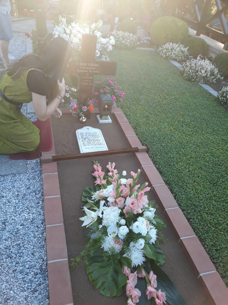 Παΐσιος: Πλήθος κόσμου στον τάφο του Αγίου - Δείτε βίντεο με πιστούς που φτάνουν να προσκυνήσουν