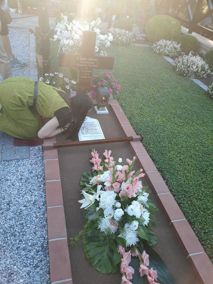 Παΐσιος: Πλήθος κόσμου στον τάφο του Αγίου - Δείτε βίντεο με πιστούς που φτάνουν να προσκυνήσουν