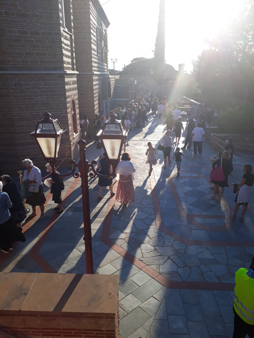 Παΐσιος: Πλήθος κόσμου στον τάφο του Αγίου - Δείτε βίντεο με πιστούς που φτάνουν να προσκυνήσουν