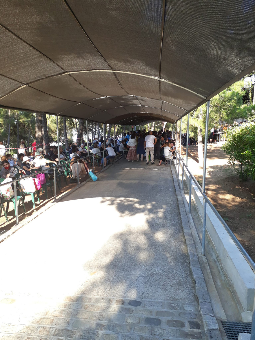 Παΐσιος: Πλήθος κόσμου στον τάφο του Αγίου - Δείτε βίντεο με πιστούς που φτάνουν να προσκυνήσουν