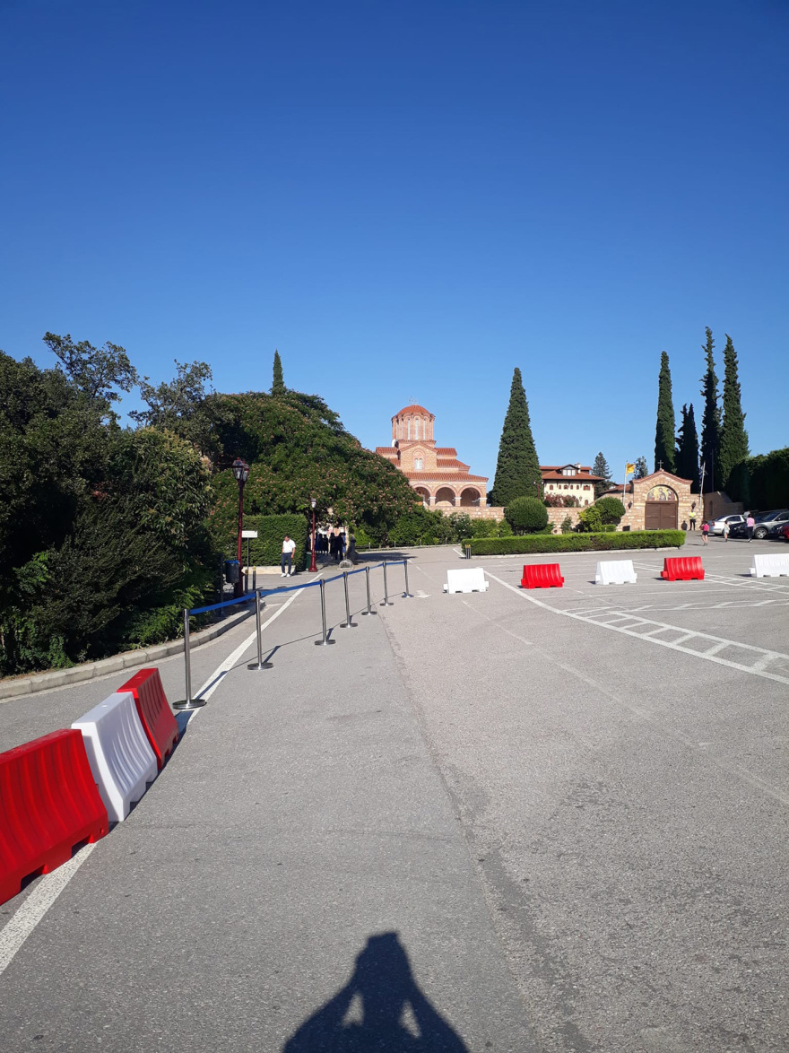 Παΐσιος: Πλήθος κόσμου στον τάφο του Αγίου - Δείτε βίντεο με πιστούς που φτάνουν να προσκυνήσουν