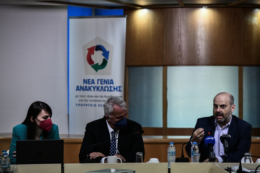 Νέος Κώδικας Ηθικής στο Δημόσιο - Βορίδης: Να μην δέχονται για δώρο οι υπάλληλοι «ούτε ένα μπουκάλι κρασί»