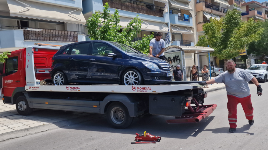 Θεσσαλονίκη: «Ο γιος μου υποφέρει, έχει σπάσει το πόδι του», λέει η μητέρα του 14χρονου που τραυματίστηκε