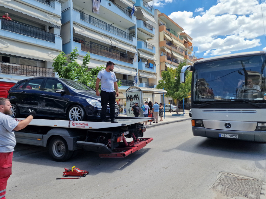 Θεσσαλονίκη: «Ο γιος μου υποφέρει, έχει σπάσει το πόδι του», λέει η μητέρα του 14χρονου που τραυματίστηκε