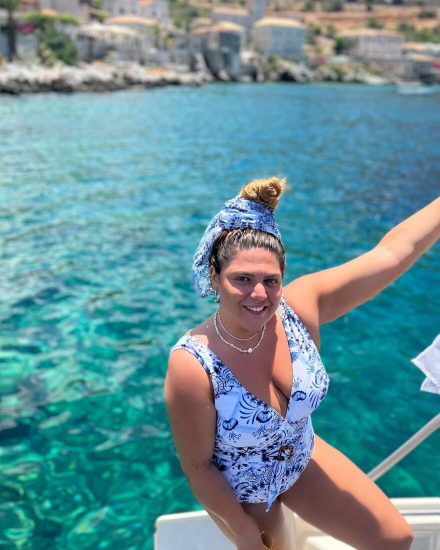 Η Δανάη Μπάρκα απολαμβάνει το μπάνιο της στη θάλασσα