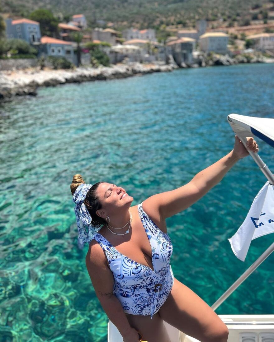 Η Δανάη Μπάρκα απολαμβάνει το μπάνιο της στη θάλασσα