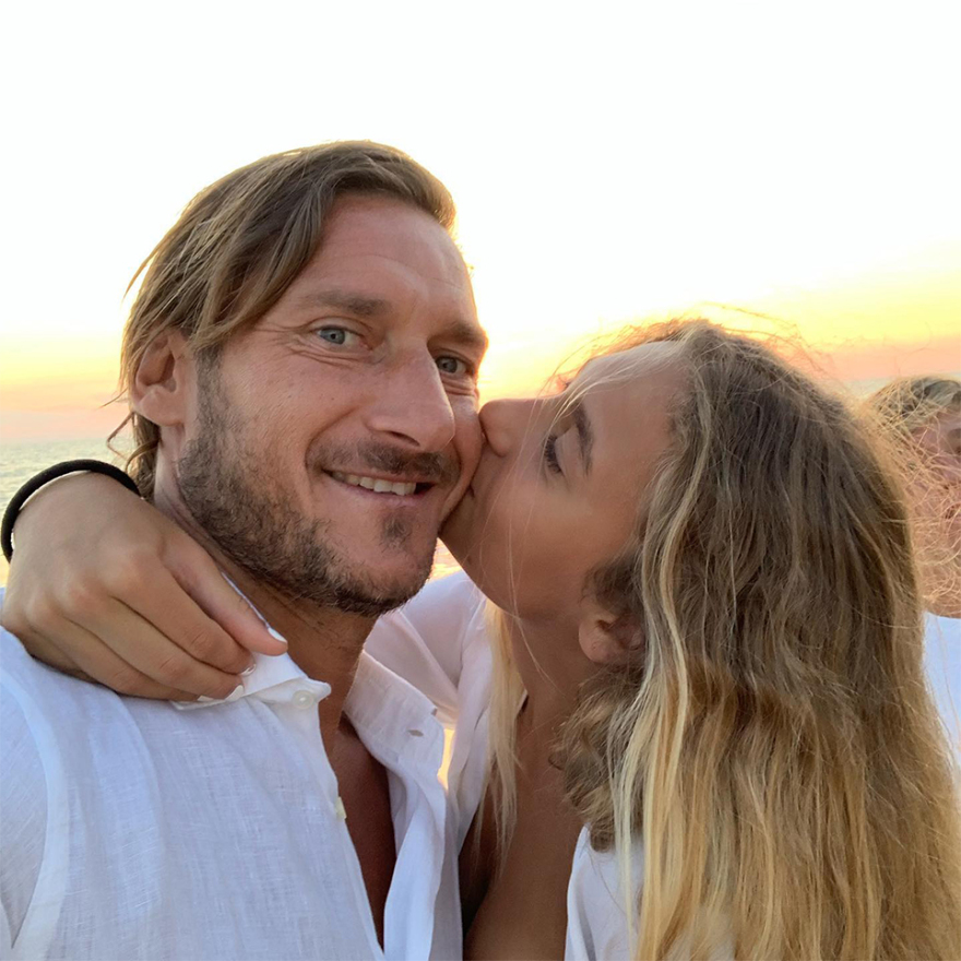 Φραντσέσκo Τότι: Μια 34χρονη η «πέτρα του σκανδάλου» πίσω από το διαζύγιο με την Ιλάρι Μπλάζι;