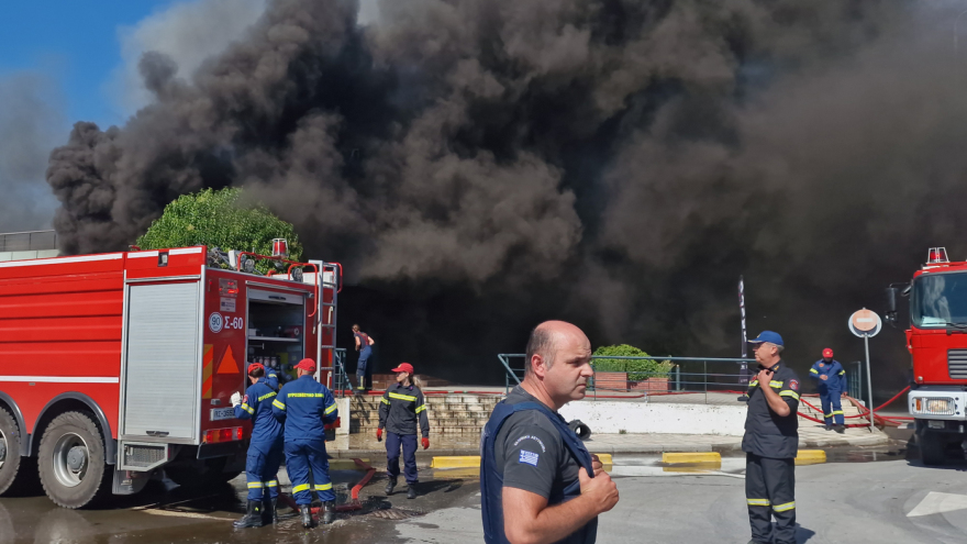 Θεσσαλονίκη: Μεγάλη φωτιά σε κατάστημα αθλητικών ειδών - Δείτε βίντεο και φωτογραφίες