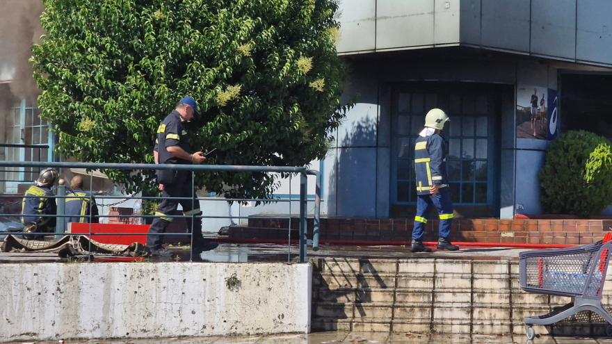 Θεσσαλονίκη: Μεγάλη φωτιά σε κατάστημα αθλητικών ειδών - Δείτε βίντεο και φωτογραφίες