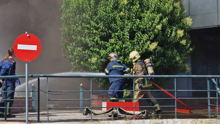 Θεσσαλονίκη: Μεγάλη φωτιά σε κατάστημα αθλητικών ειδών - Δείτε βίντεο και φωτογραφίες
