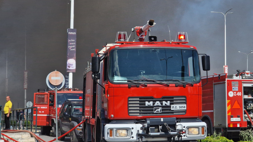 Θεσσαλονίκη: Μεγάλη φωτιά σε κατάστημα αθλητικών ειδών - Δείτε βίντεο και φωτογραφίες