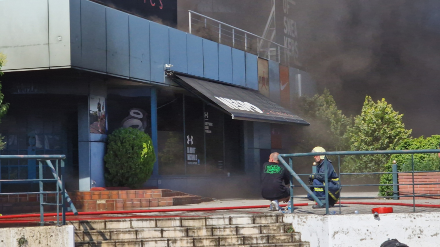 Θεσσαλονίκη: Μεγάλη φωτιά σε κατάστημα αθλητικών ειδών - Δείτε βίντεο και φωτογραφίες