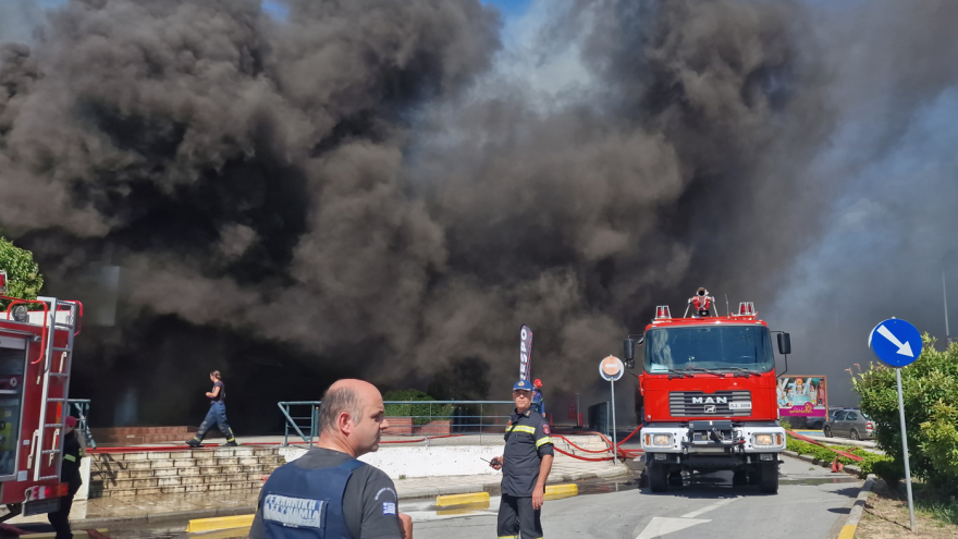 Θεσσαλονίκη: Μεγάλη φωτιά σε κατάστημα αθλητικών ειδών - Δείτε βίντεο και φωτογραφίες