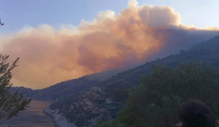 Φωτιά στη Σάμο: «Βοηθήστε μας» εκλιπαρούν οι κάτοικοι