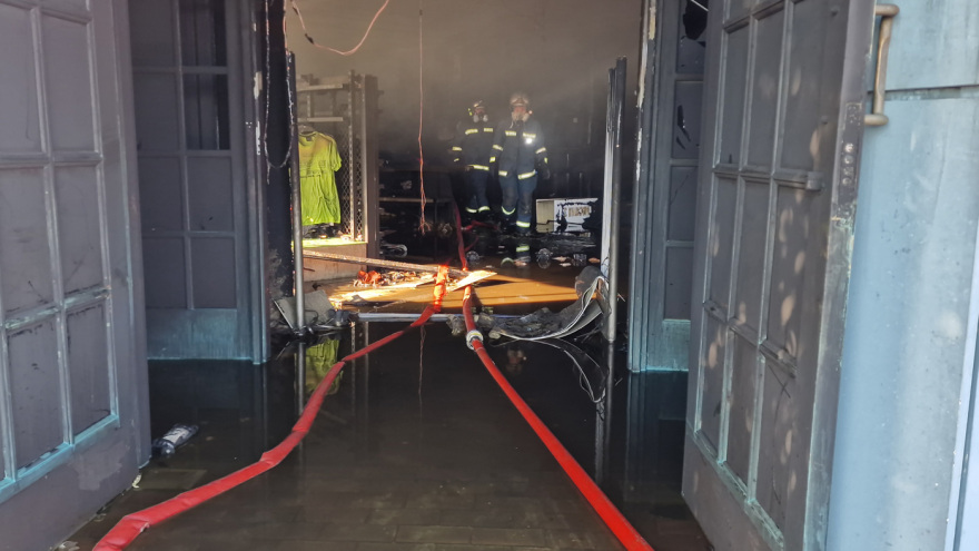 Θεσσαλονίκη: Βραχυκύκλωμα φέρεται να προκάλεσε τη φωτιά στο κατάστημα αθλητικών ειδών 