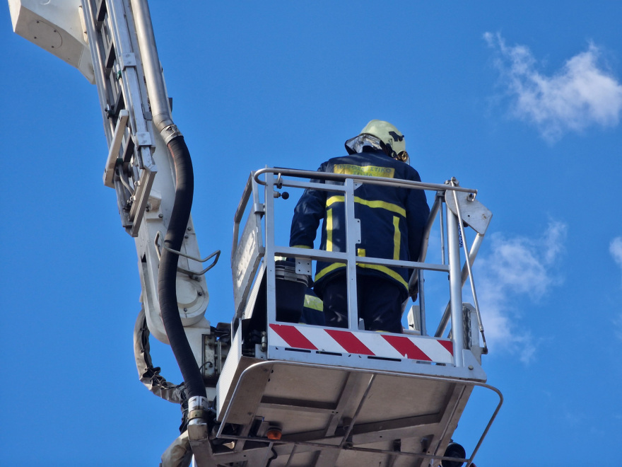 Θεσσαλονίκη: Βραχυκύκλωμα φέρεται να προκάλεσε τη φωτιά στο κατάστημα αθλητικών ειδών 