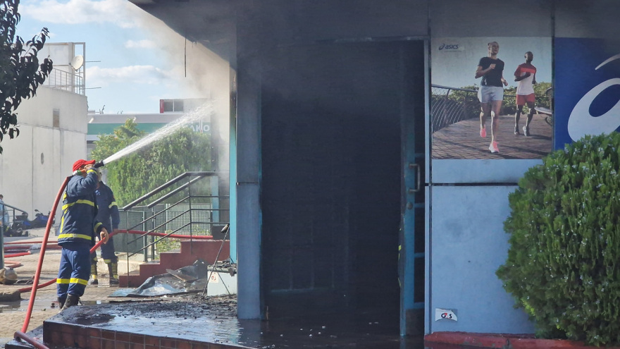 Θεσσαλονίκη: Βραχυκύκλωμα φέρεται να προκάλεσε τη φωτιά στο κατάστημα αθλητικών ειδών 