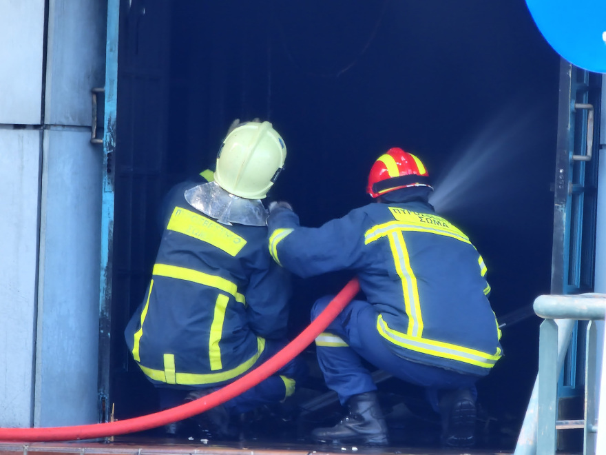 Θεσσαλονίκη: Βραχυκύκλωμα φέρεται να προκάλεσε τη φωτιά στο κατάστημα αθλητικών ειδών 