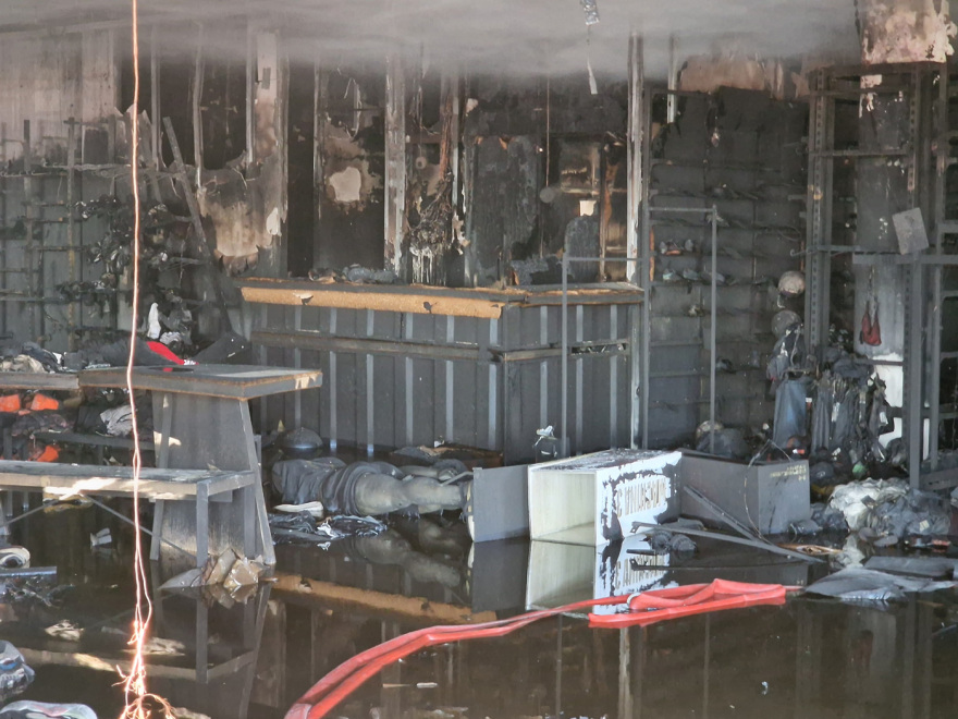 Θεσσαλονίκη: Βραχυκύκλωμα φέρεται να προκάλεσε τη φωτιά στο κατάστημα αθλητικών ειδών 