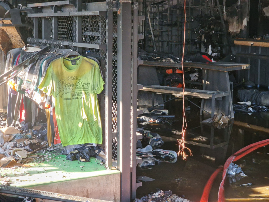 Θεσσαλονίκη: Βραχυκύκλωμα φέρεται να προκάλεσε τη φωτιά στο κατάστημα αθλητικών ειδών 