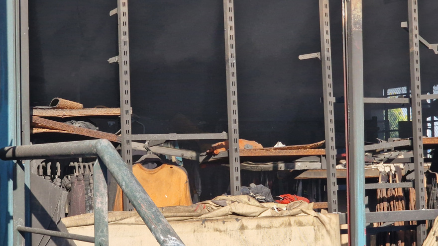 Θεσσαλονίκη: Βραχυκύκλωμα φέρεται να προκάλεσε τη φωτιά στο κατάστημα αθλητικών ειδών 