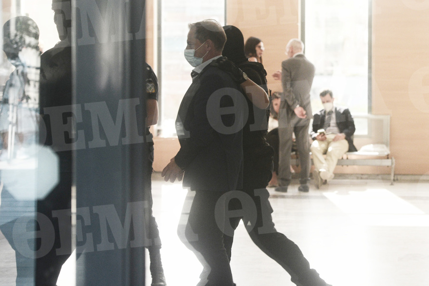 Δίκη Λιγνάδη: Οι πρώτες φωτογραφίες του ηθοποιού, λίγο μετά την ανακοίνωση της απόφασης ότι θα αποφυλακιστεί